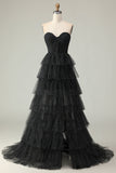 Vestido de baile preto, sem alças, com bolinhas de folhos em camadas, com abertura e fenda