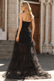Vestido de baile preto, sem alças, com bolinhas de folhos em camadas, com abertura e fenda