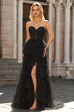 Vestido de baile preto, sem alças, com bolinhas de folhos em camadas, com abertura e fenda