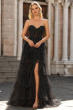 Vestido de baile preto, sem alças, com bolinhas de folhos em camadas, com abertura e fenda