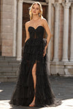 Vestido de baile preto, sem alças, com bolinhas de folhos em camadas, com abertura e fenda