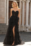 Vestido de baile preto, sem alças, com bolinhas de folhos em camadas, com abertura e fenda
