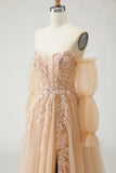 Um vestido de baile de finalistas longo, roxo amovível, sem alças, com mangas e mangas amovíveis, com abertura