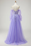 Um vestido de baile de finalistas longo, roxo amovível, sem alças, com mangas e mangas amovíveis, com abertura