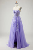 Um vestido de baile de finalistas longo, roxo amovível, sem alças, com mangas e mangas amovíveis, com abertura