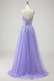 Um vestido de baile de finalistas longo, roxo amovível, sem alças, com mangas e mangas amovíveis, com abertura