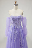 Um vestido de baile de finalistas longo, roxo amovível, sem alças, com mangas e mangas amovíveis, com abertura