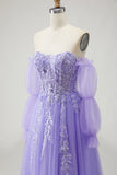 Um vestido de baile de finalistas longo, roxo amovível, sem alças, com mangas e mangas amovíveis, com abertura