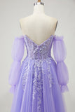 Um vestido de baile de finalistas longo, roxo amovível, sem alças, com mangas e mangas amovíveis, com abertura