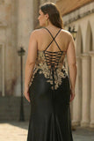 Vestido de baile longo de finalistas com lantejoulas e lantejoulas com contas pretas e fenda