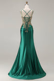 Vestido de baile longo de finalista com lantejoulas bordadas em sereia preta e com fenda