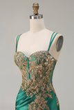Vestido de baile de finalistas com renda de sereia verde escura e lantejoulas com fenda
