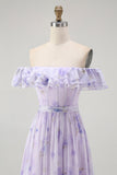 Lavanda Floral babado fora do ombro Um vestido de dama de honra linha