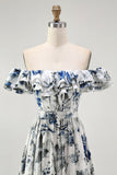 Floral azul babado fora do ombro um vestido de dama de honra linha