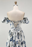 Floral azul babado fora do ombro um vestido de dama de honra linha