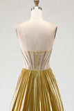 Vestido de baile de finalista dourado metálico, sem alças, plissado em A-Line e Espartilho Longo com Fenda