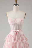 Vestido de baile de finalista longo com padrão de espartilho floral rosa sem alças, em camadas, com estampado de missangas e folhos