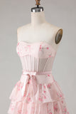 Vestido de baile de finalista longo com padrão de espartilho floral rosa sem alças, em camadas, com estampado de missangas e folhos