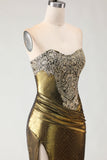 Vestido de baile de finalistas sem alças com missangas e sereia em bronze metálico e fenda