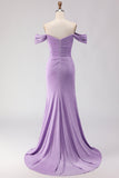 Vestido longo de baile roxo, missangas e sereia com ombros descobertos, com fenda