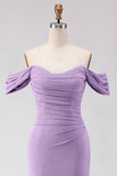 Vestido longo de baile roxo, missangas e sereia com ombros descobertos, com fenda