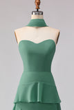 Vestido de Dama de Honor Verde com Folhos e Um Lenço no Pescoço