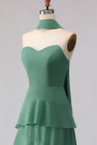 Vestido de Dama de Honor Verde com Folhos e Um Lenço no Pescoço