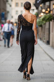 Vestido preto de um ombro com bainha e franzido midi da mãe da noiva com fenda