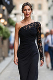 Vestido preto de um ombro com bainha e franzido midi da mãe da noiva com fenda