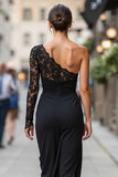 Vestido preto de um ombro com bainha e franzido midi da mãe da noiva com fenda