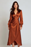 Roupa formal Midi de decote em V em Cetim Ferrugem.