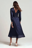 Vestido formal de cetim azul-marinho com decote em V e mangas compridas franzidas