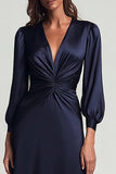 Vestido formal de cetim azul-marinho com decote em V e mangas compridas franzidas