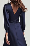 Vestido formal de cetim azul-marinho com decote em V e mangas compridas franzidas