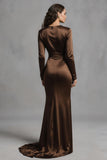 Vestido formal de mangas compridas em cetim com bainha de café
