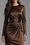 Vestido formal de mangas compridas em cetim com bainha de café