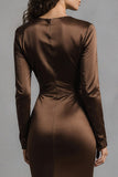 Vestido formal de mangas compridas em cetim com bainha de café