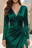 Vestido formal longo de decote em V em cetim verde escuro com fenda