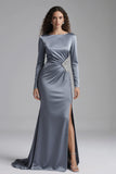 Vestido formal de mangas compridas em cetim azul poeirento, com strass