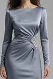 Vestido formal de mangas compridas em cetim azul poeirento, com strass