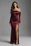 Vestido formal comprido de cetim com bainha de bordô fora do ombro