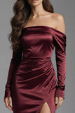 Vestido formal comprido de cetim com bainha de bordô fora do ombro