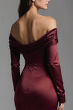 Vestido formal comprido de cetim com bainha de bordô fora do ombro