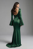 Vestido formal longo em cetim verde escuro com gola bata