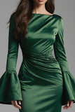 Vestido formal longo em cetim verde escuro com gola bata