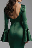 Vestido formal longo em cetim verde escuro com gola bata