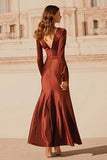 Vestido formal comprido em cetim em cetim com decote em V e sereia de vinho