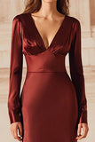 Vestido formal comprido em cetim em cetim com decote em V e sereia de vinho