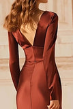 Vestido formal comprido em cetim em cetim com decote em V e sereia de vinho