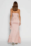 Vestido comprido de cetim cor-de-rosa sem alças com folhos